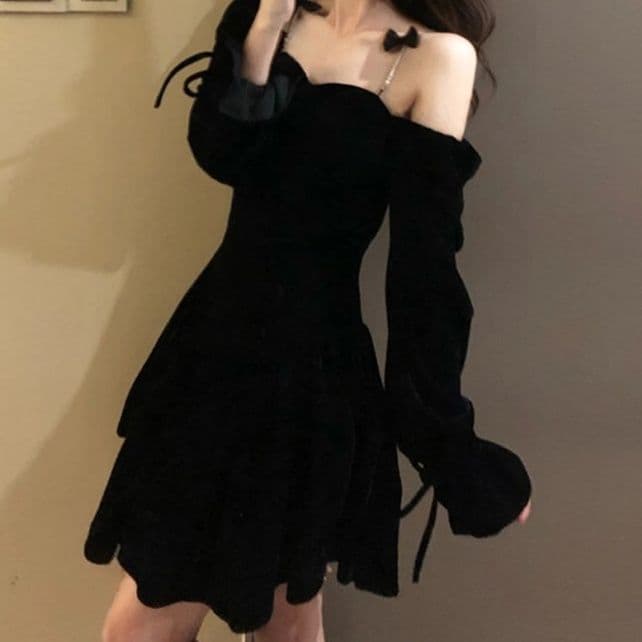 黒ファッション 肩見せリボン付きベルベット調ミニワンピース