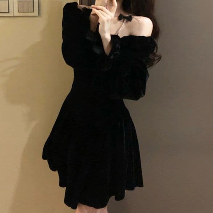 黒ファッション 肩見せリボン付きベルベット調ミニワンピース