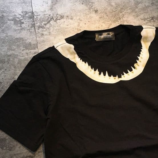 黒ファッション 鮫の歯デザイン襟元個性派半袖Tシャツ