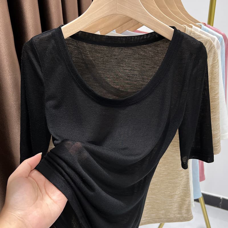 黒ファッション 大人の余裕を演出する五分袖丸首シンプル無地Tシャツ